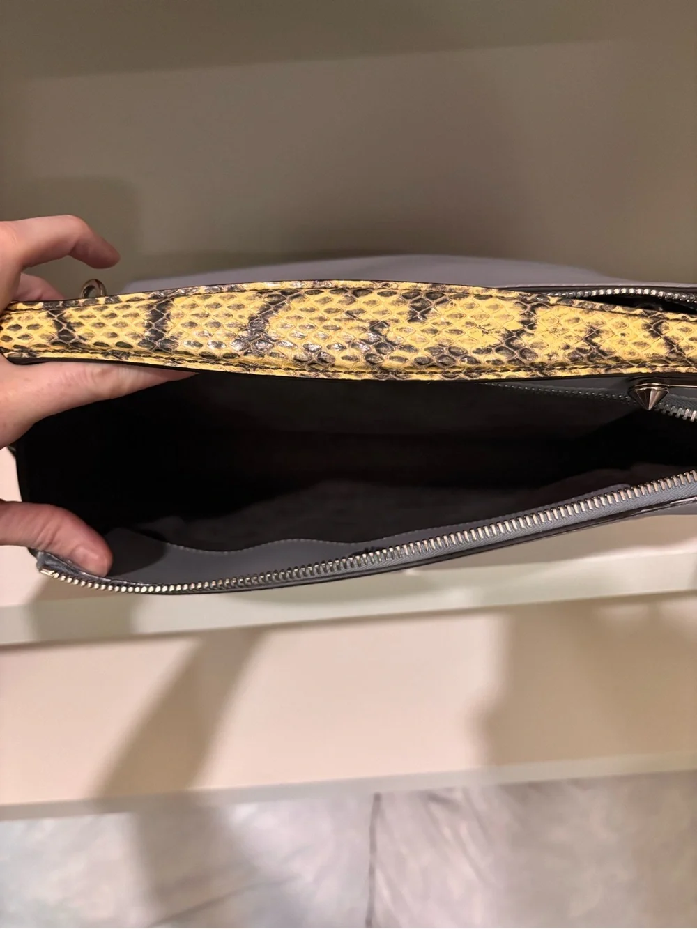Stylish Women's Shoulder Bag in Light Gray with Snakeskin Strap